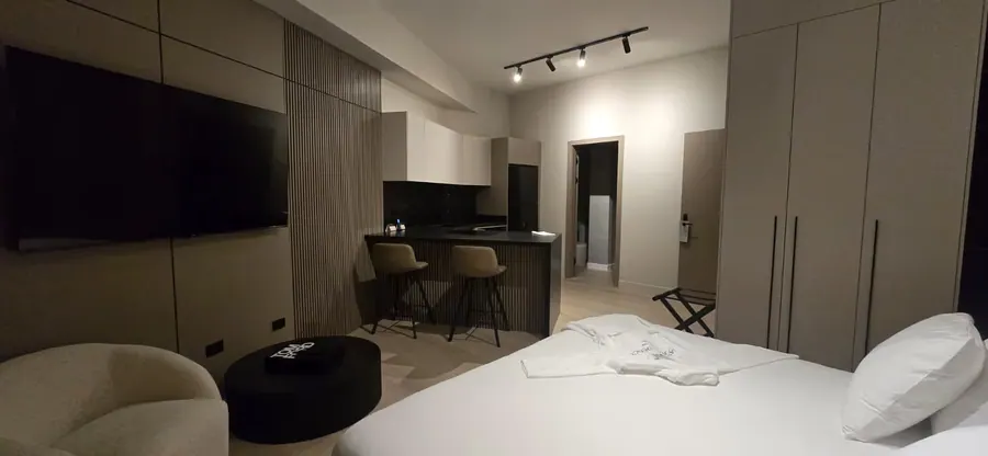 The Corner Suite TV, bed and kitchen.